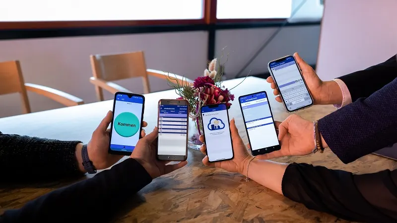 Fünf Smartphones mit verschiedenen Modulen der PIA-App