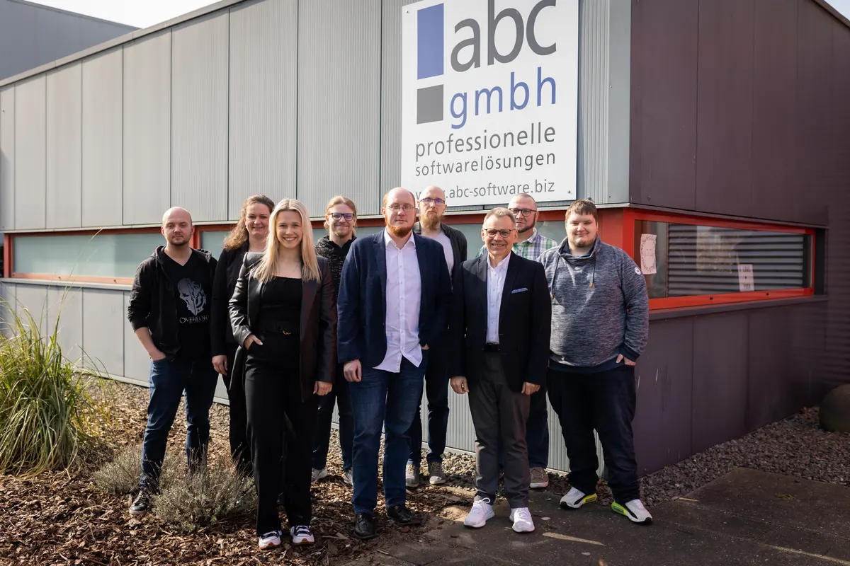 Das Team der ABC GmbH vor dem Firmengebäude