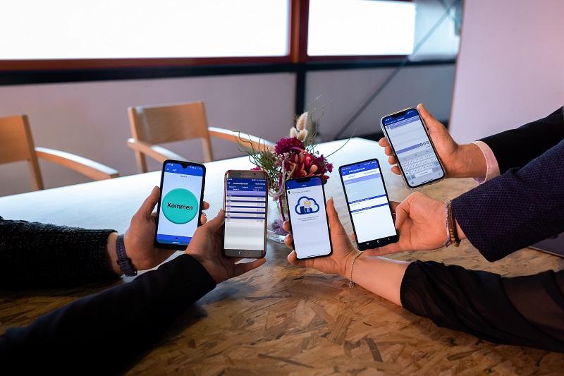 5 Handys mit Modulen der PIA-App