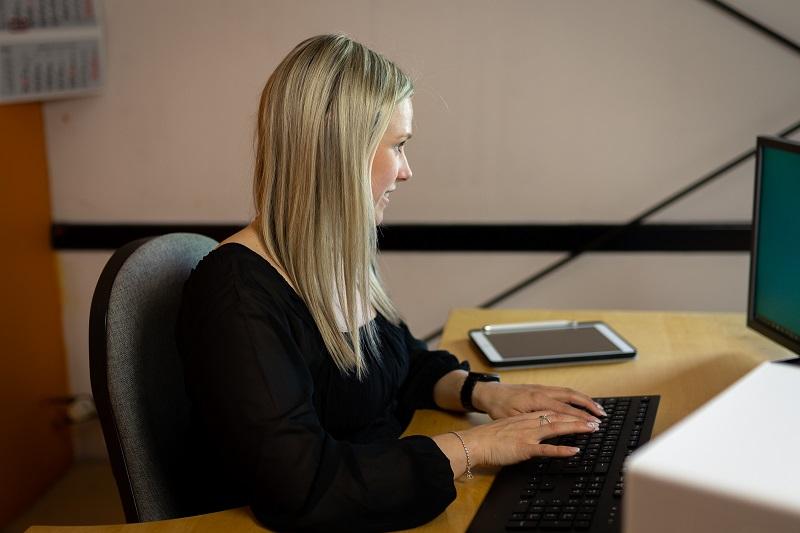 junge Frau tippt auf der Tastatur